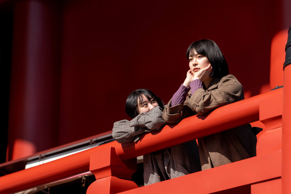강릉국제영화제 야외 상영 모습, 해변에 설치된 대형 스크린 앞에 관객들이 모여있다.